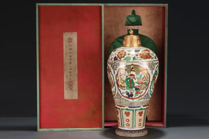 An Exquisite Wucai Painted Gold Lotus Pattern Character and Story Pattern Vase