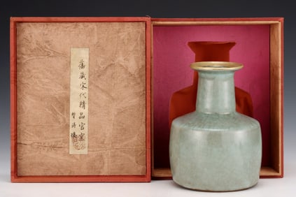 An Exquisite Guan yao Painted Gold Vase