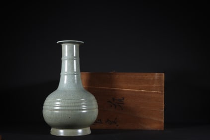 An Exquisite Guan yao Celadon Glazed Vase