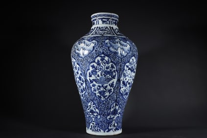 An Exquisite Blue and White Lotus Pattern Flower and Bird Pattern Vase
