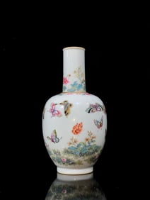A Pair of Exquisite Famille-Rose Painted Gold Flower and Butterfly Pattern Vase