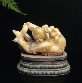 An Exquisite Shoushan Stone Bergamot Ornament
