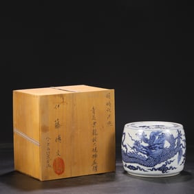 An Exquisite Blue and White Dragon Pattern Jar