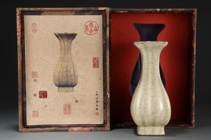 An Exquisite Ge yao Vase