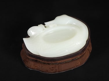 An Exquisite White Jade Goose-Shaped Water Pot Ornament