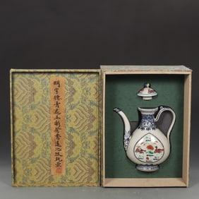 An Exquisite Wucai Blue and White Flower and Bird Pattern Lotus Pattern Ewer