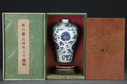 An Exquisite Chai yao Blue and White Lotus Pattern Vase