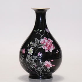 An Exquisite Enamel Flower and Butterfly Pattern Vase