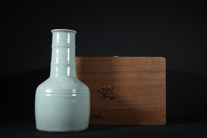 An Exquisite Guan yao Celadon Glazed Vase