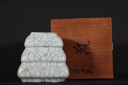 An Exquisite Guan yao Vase