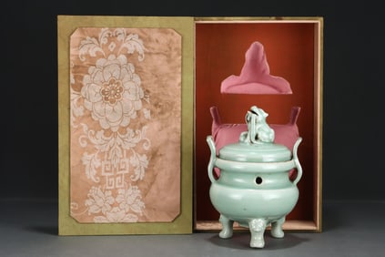 An Exquisite Longquan yao Celadon Glazed Double-Ears and Tripod Censer