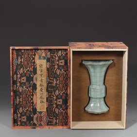 An Exquisite Guan yao Celadon Glazed Vase