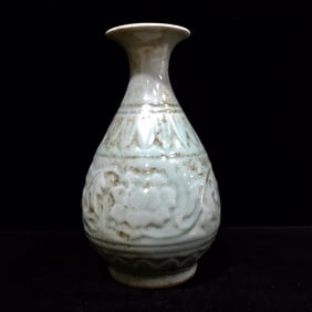 An Exquisite Long quan yao Lotus Pattern Vase