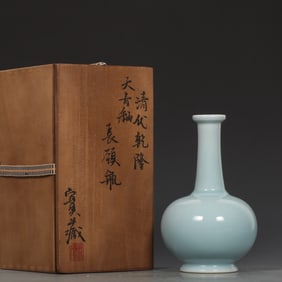 An Exquisite Sky Blue Glazed Vase