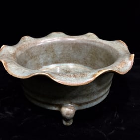 An Exquisite Ru yao Tripod Brush Washer