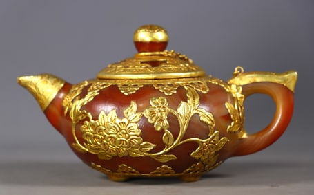 An Exquisite Agate Cover with Gold Flower Pattern Ewer