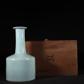 An Exquisite Guan yao Celadon Glazed Vase
