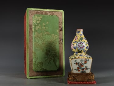An Exquisite Famille-Rose Painted Gold Bats and Peach Pattern Flower Pattern Gourd-Shaped Vase