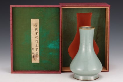 An Exquisite Guan yao Painted Gold Vase