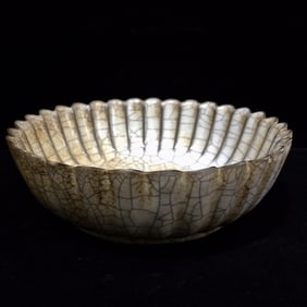 An Exquisite Guan yao Bowl
