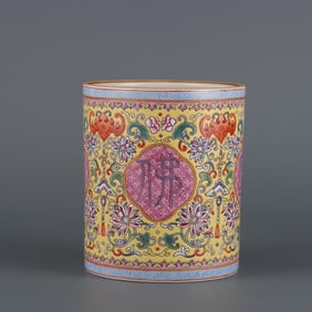 An Exquisite Famille-Rose Lotus Pattern Bats Pattern Brush Pot