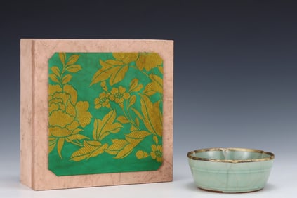 An Exquisite Longquan yao Cover with Gold Washer,with an Imperial Poem by Emperor Qianlong