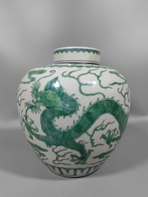 An Exquisite Green Glazed Dragon and Phoenix Pattern Cover Jar