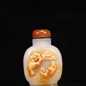 An Exquisite Agate Figure and Pine Pattern Snuff Bottle