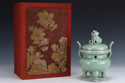 An Exquisite Longquan yao Double-Ears and Tripod Censer,With Beast Cover