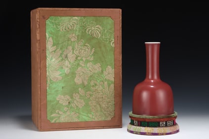 An Exquisite red-Glazed Vase