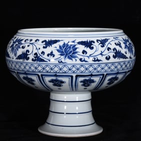An Exquisite Blue and White Lotus and Dragon Pattern Stem Washer
