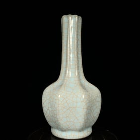 An Exquisite Guan yao Vase
