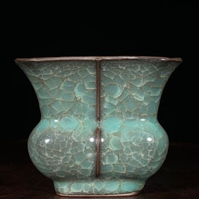 An Exquisite Guan yao Vase