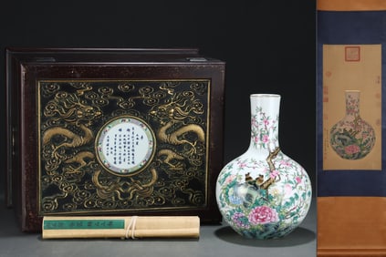 A Rare Famille-Rose Painted Gold Flower and Bird Pattern Vase?With Poem?With Vertical Scroll