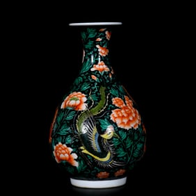 An Exquisite Wucai Flower and Phoenix Pattern Vase
