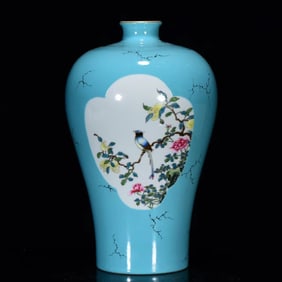 A Rare Turquoise Glazed Famille-Rose Painted Gold Flower and Bird Pattern Vase
