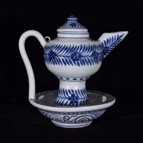 An Exquisite Blue and White Flower Pattern Oil lamp