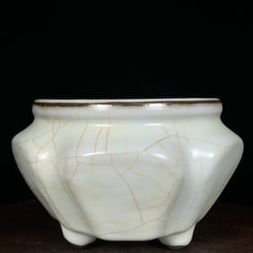 An Exquisite Guan yao White Glazed Tripod Censer