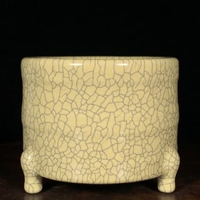 An Exquisite Ge yao Tripod Jar