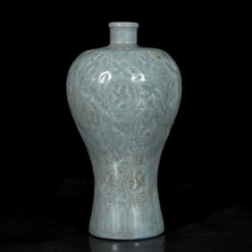 An Exquisite Ru yao Flower Pattern Vase
