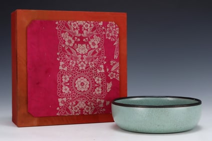 An Exquisite Ru yao Cover with Silver Pot,with an Imperial Poem by Emperor Qianlong