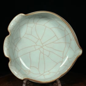 An Exquisite Guan yao Peach-Shaped Washer