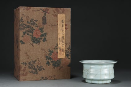 An Exquisite Guan yao Water Pot,with an Imperial Poem by Emperor Qianlong