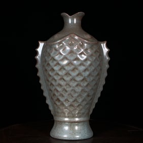An Exquisite Ru yao Fish Pattern Vase