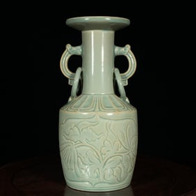 An Exquisite Yue yao Flower Pattern Double-Ears Vase