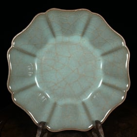 An Exquisite Guan yao Plate
