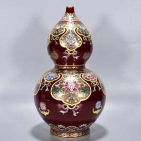 A Rare Ji Red Glazed Famille-Rose Gilt Flower Pattern Gourd-Shaped Vase