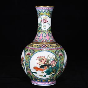 An Exquisite Famille-Rose Painted Gold Flower and Bird Pattern Vase
