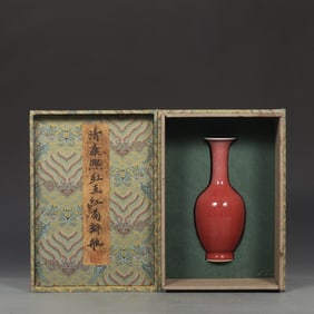 An Exquisite PeachBloom-Glazed Vase