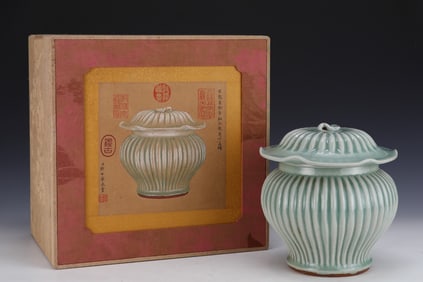 An Exquisite Longquan yao Cover Jar